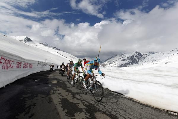 Alexandre Vinokourov (Astana) leads Lloyd