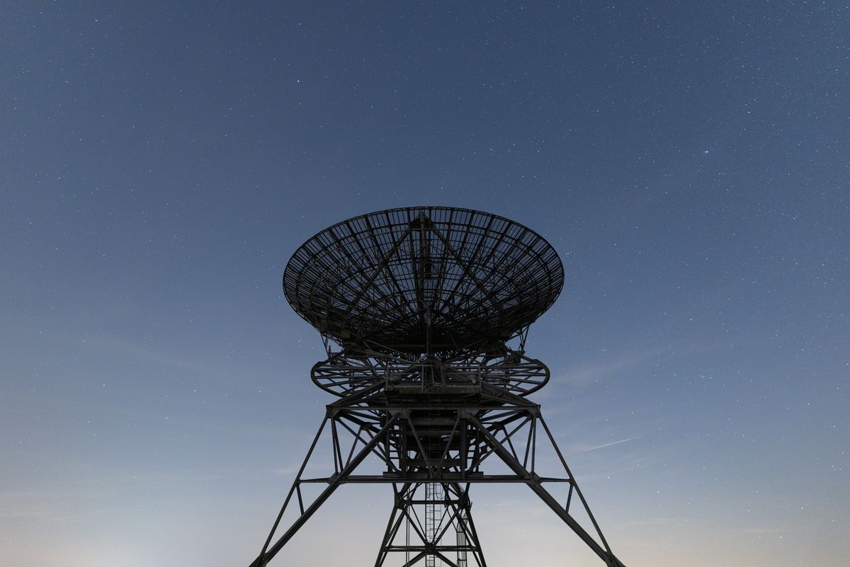 Photo of a radio telescope with the night sky behind taken with the Canon RF 24mm f/1.4L VCM wide-angle prime lens.