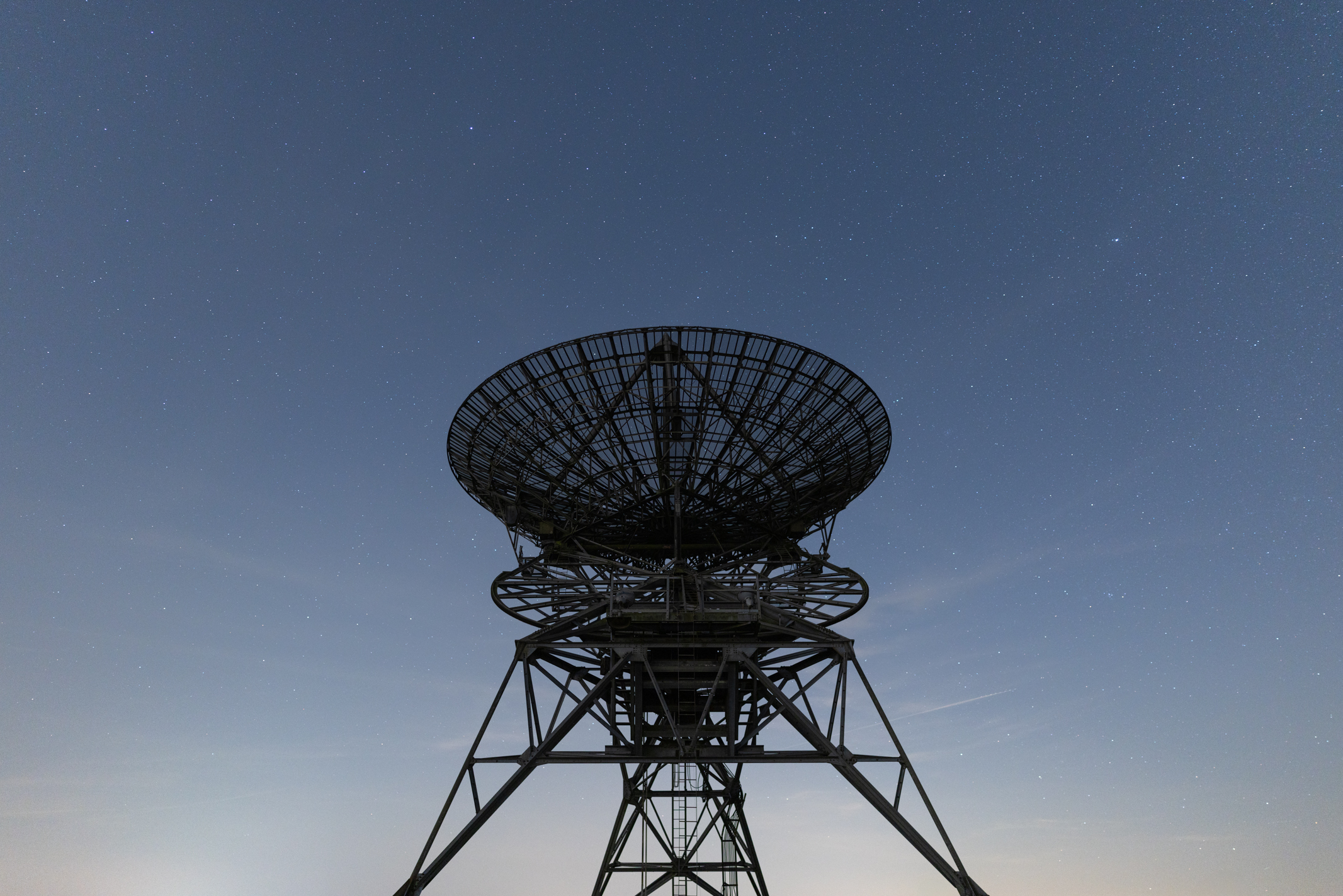 Photo of a radio telescope with the night sky behind taken with the Canon RF 24mm f/1.4L VCM wide-angle prime lens.
