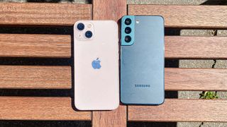 Galaxy S22 vs. iPhone 13
