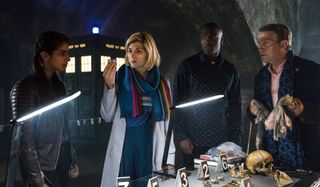 Doktor Who třináctý doktor a její současní společníci zkoumají důkazy