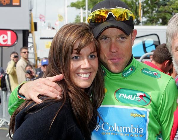 Kim Kirchen (Columbia) celebrates the green jersey with his wife.