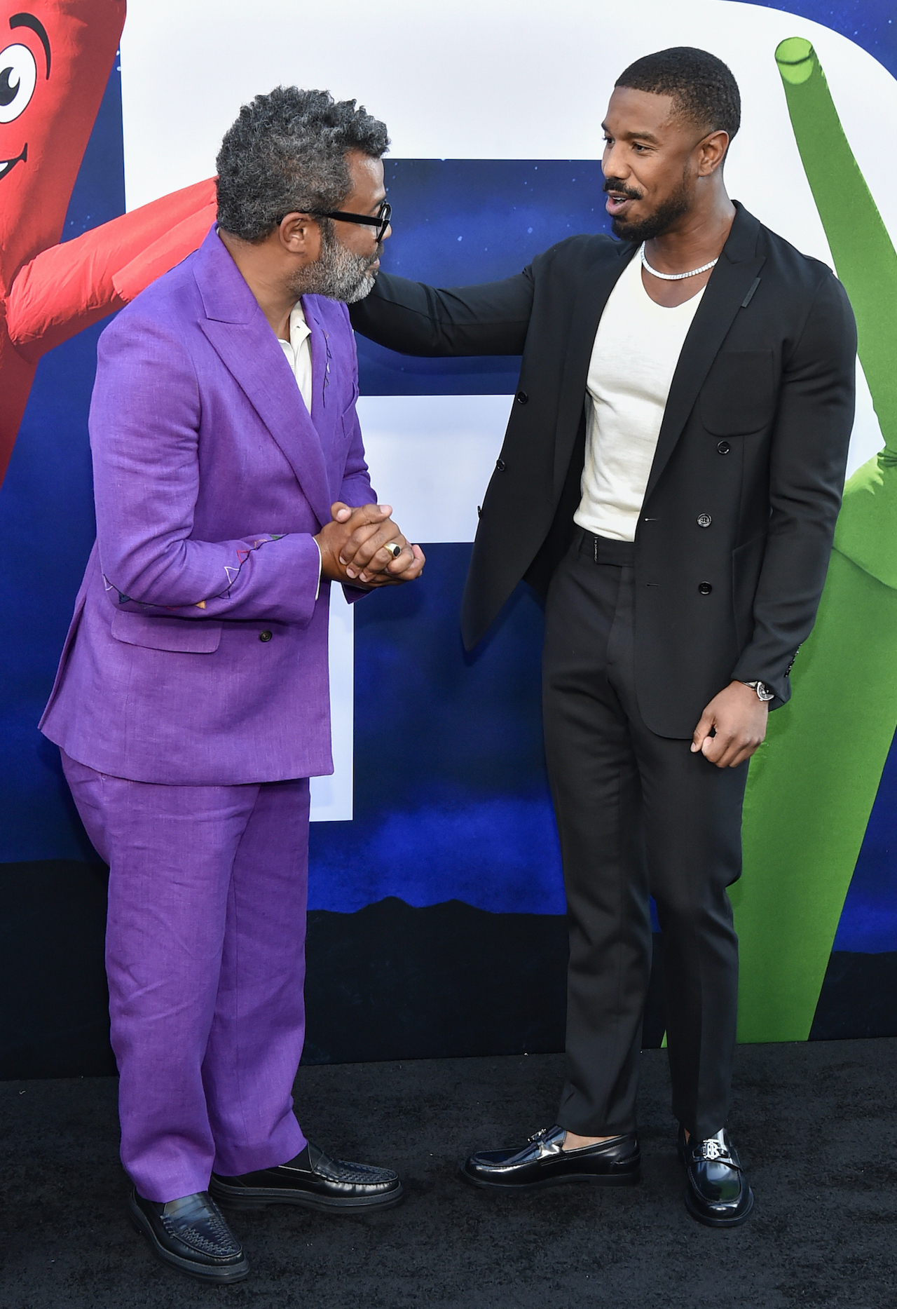 Jordan Peele y Michael B. Jordan dándose la mano en el estreno de Nope.