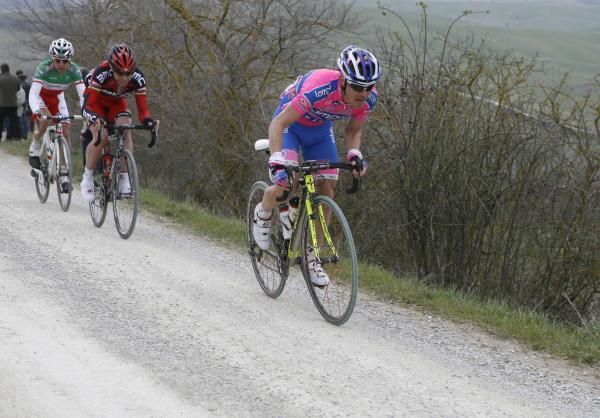 Damiano Cunego (Lampre-ISD) puts in a dig on an unmade section.