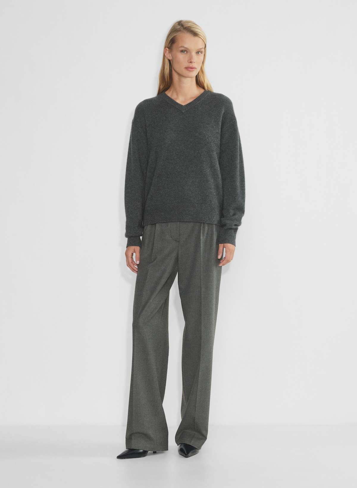 aritzia, Essential Cashmere Relaxed V-neck Sweater