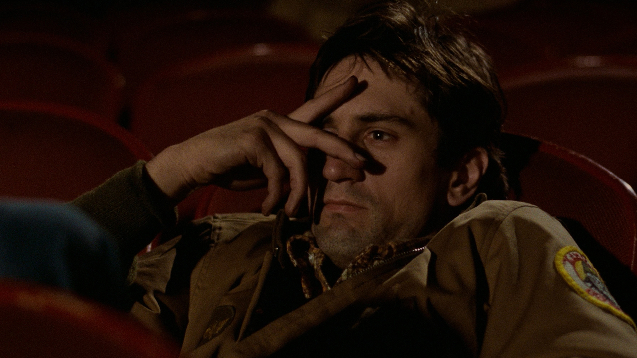 Robert de Niro como Travis se pelea en una sala de cine en Taxi Driver