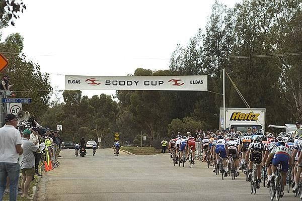 Fiver riders were up-ahead with the chasing peloton behind with two laps remaining.