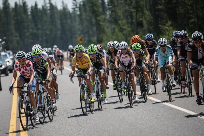Amber Neben (FCS/Zngine) puts some pressure on the front of the womens field.