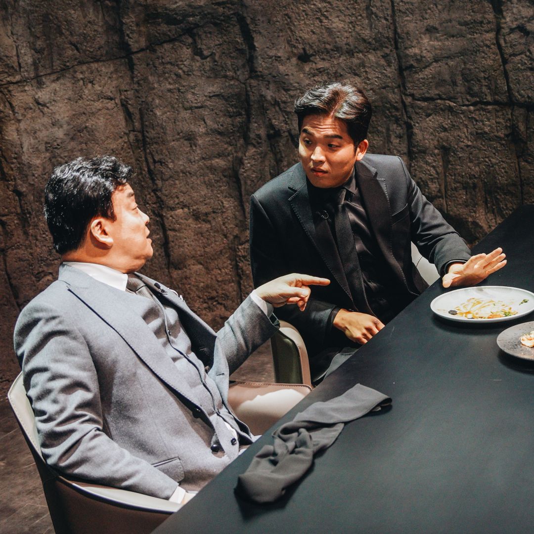 Judges Paik Jong-won and Anh Sung-jae discuss two dishes in a cave-like chamber, in &#039;Culinary Class Wars.&#039;