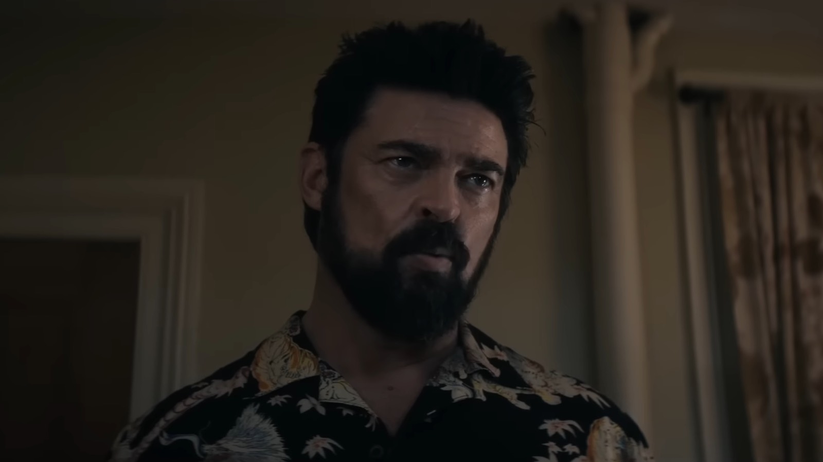 Billy Butcher (Karl Urban) talking in a hotel room