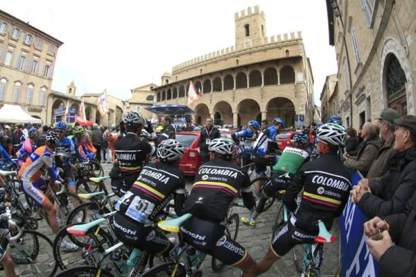 Colombia - Coldeportes riders at the start