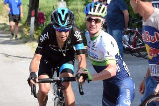 Simon Clarke helps Richie Porte after a flat tyre on stage ten of the 2015 Giro d'Italia