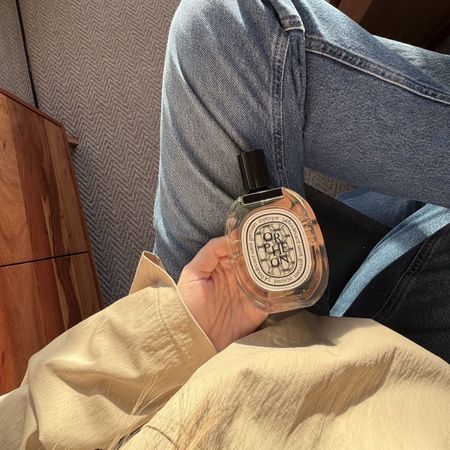 Shannon Lawlor holding Diptyque Orphéon Eau de Toilette