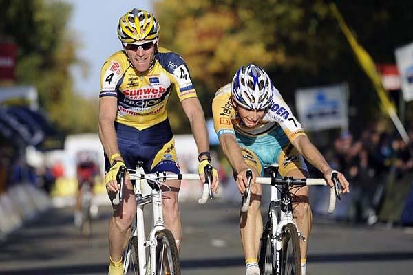 Belgians Klaas Vantornout (Sunweb Projob) and Kevin Pauwels (Fidea Telenet) race for the line.