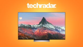 LG C2 OLED-TV på en orange baggrund