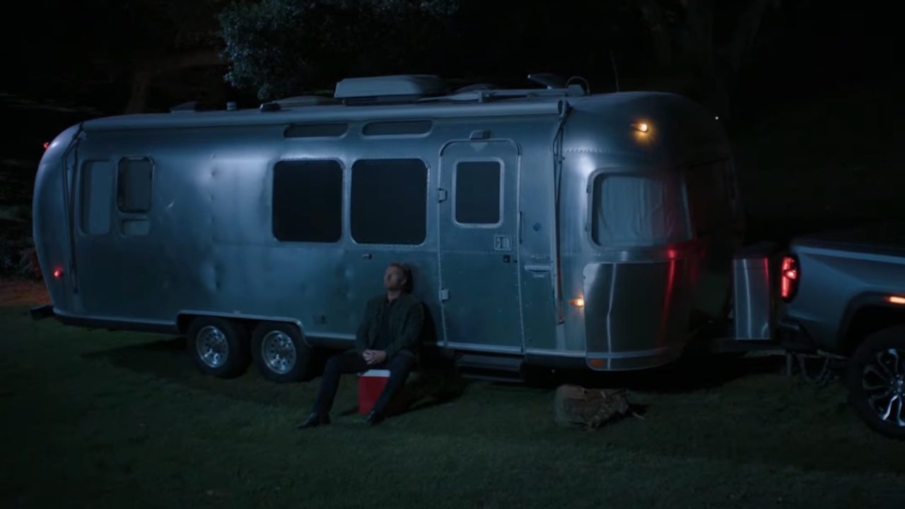 Kevin McKidd is shown sitting outside the trailer that used to be Derek Shepherd&#039;s in the Grey&#039;s Anatomy Season 22 episode &amp;quot;We Built This City.&amp;quot;