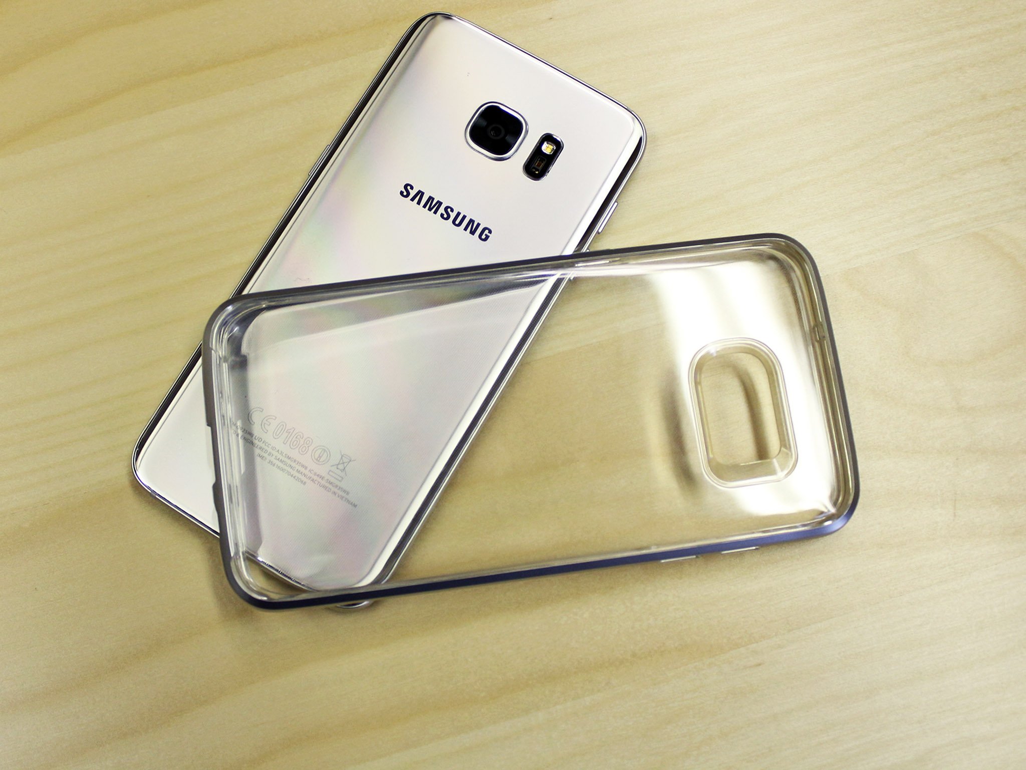 Почему желтеет силиконовый чехол. Samsung Galaxy s22 Clear Case. 7 Samsung s7 Edge чехлы. Чехол Original Samsung Clear Cover Edge z Fold 4 прозрачный. Чехол для самсунг s7 прозрачный.