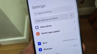 Xiaomi 14 Ultra esittelemässä puhelimen asetusvalikkoa