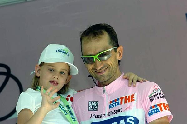Andrea No&egrave; (Liquigas) in the Maglia Rosa with his daughter.