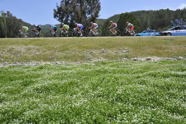 The 12-man break formed 50km into the stage.