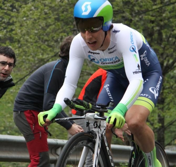 Simon Yates climbs