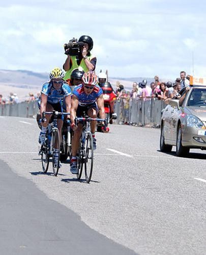 Robbie McEwen holds off Hilton Clarke (Navigators) to claim his second stage 5 Sprint victory at Snapper Point Aldinga