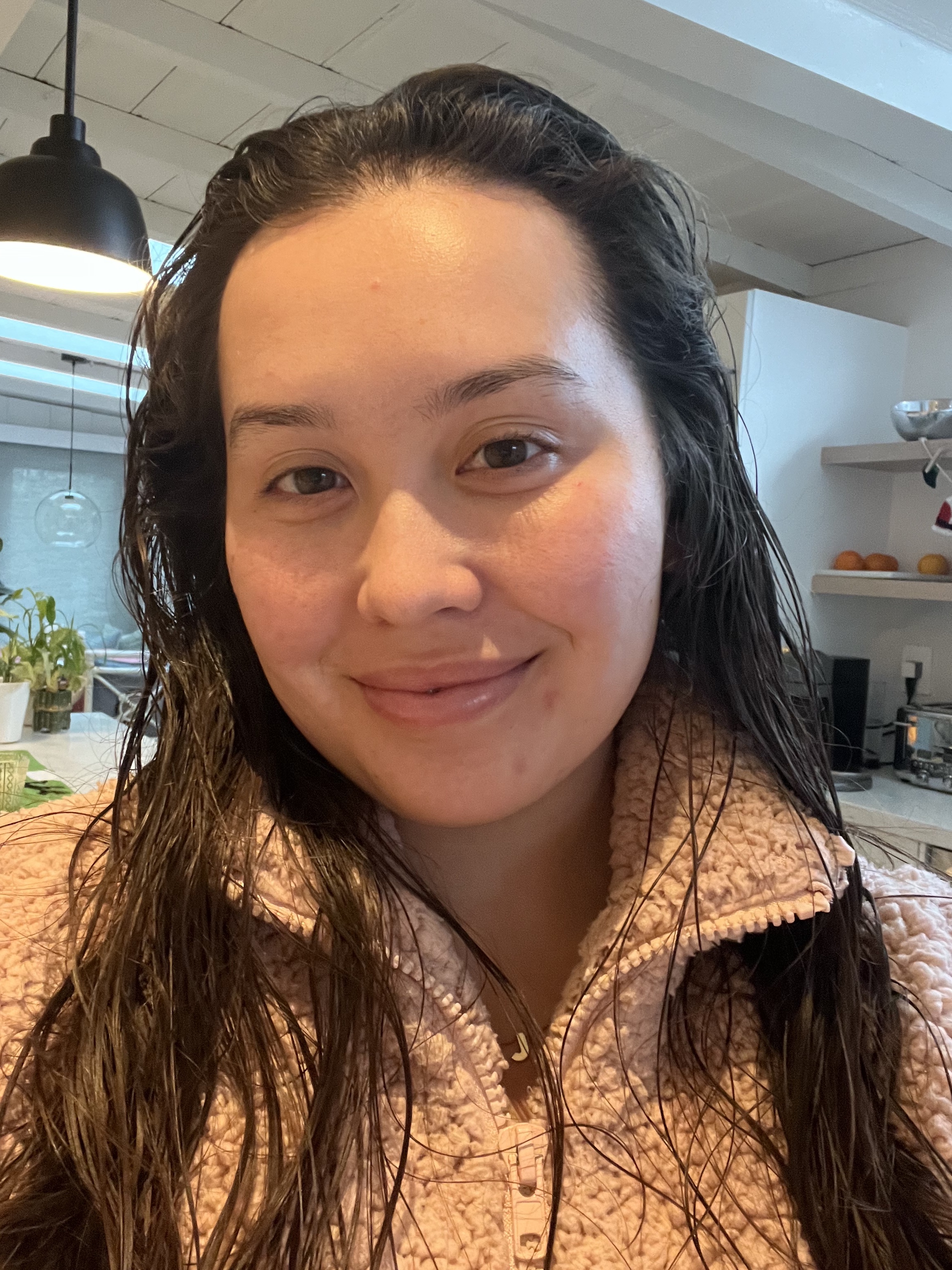 Catharine Malzahn testet mit nassem Haar den intelligenten Haartrockner T3 Aire IQ