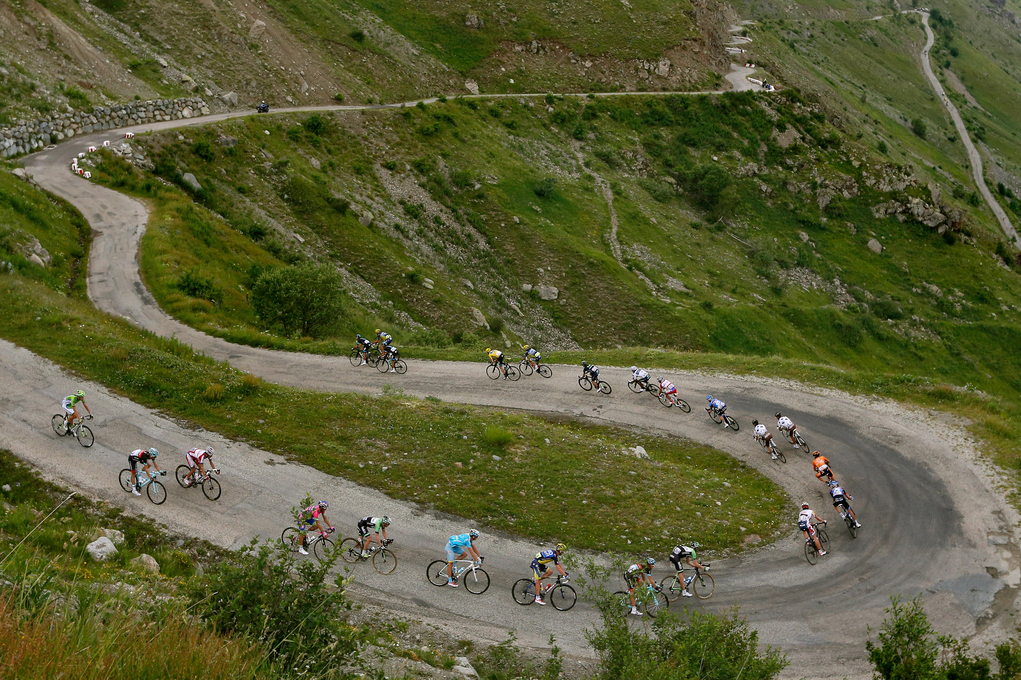 Tour de France peloton descending the Col de Sarenne in 2013