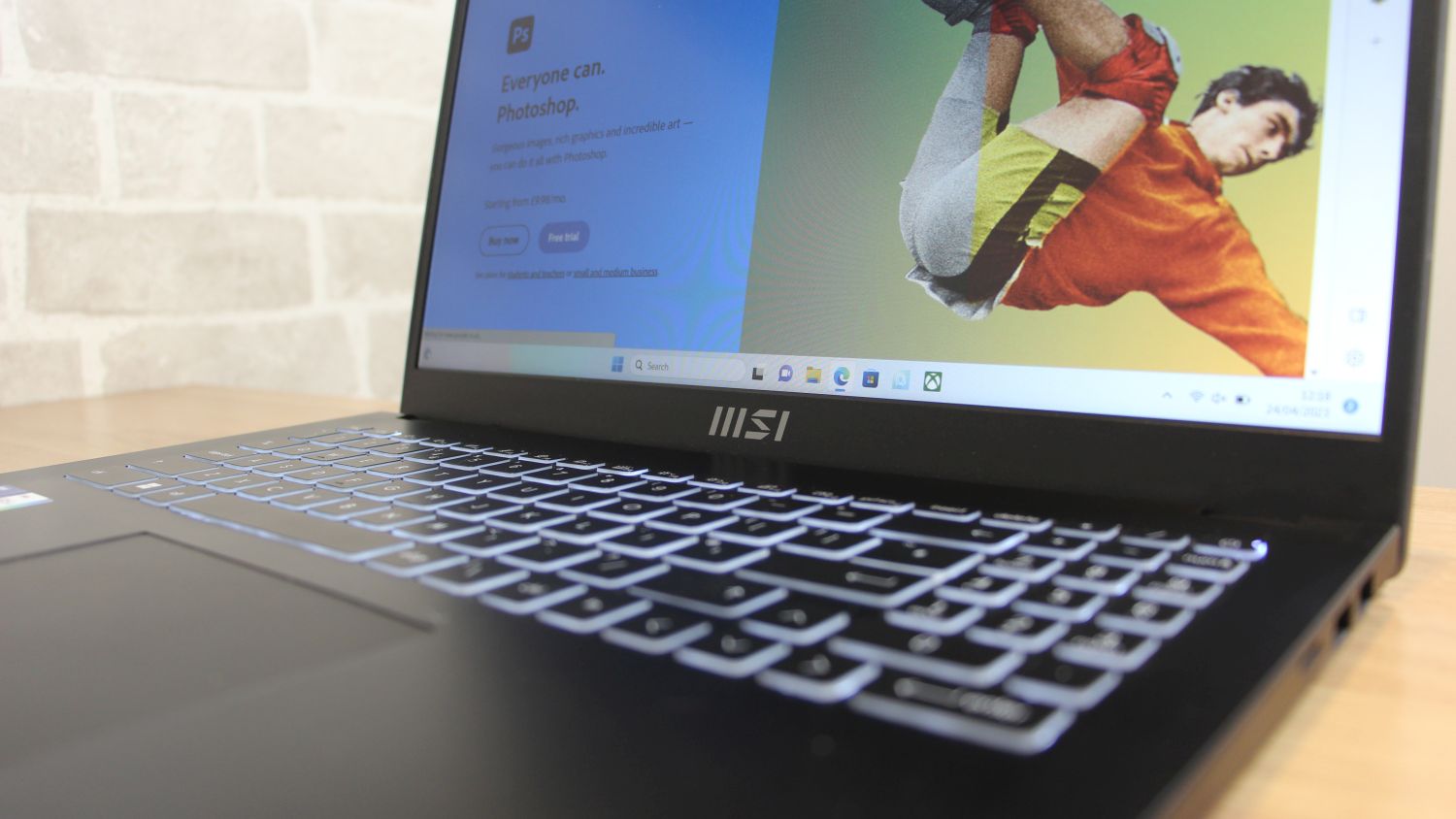 Product photo of the MSI Modern 15 - close-up of the keyboard on the right.