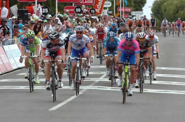 Andr&eacute; Greipel (Lotto-Belisol) beats Alessandro Petacchi (ILampre - ISD)
