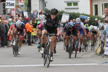 Annette Edmondson wins the 2017 Pajot Hills Classic