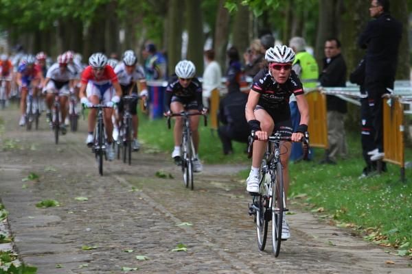 Martine Bras (Gauss Rdz Ormu) leads on the first passage of the cobbles.