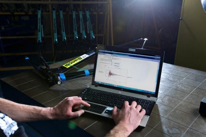 Bianchi showed how much more rapidly the CV material reduced vibration than standard carbon