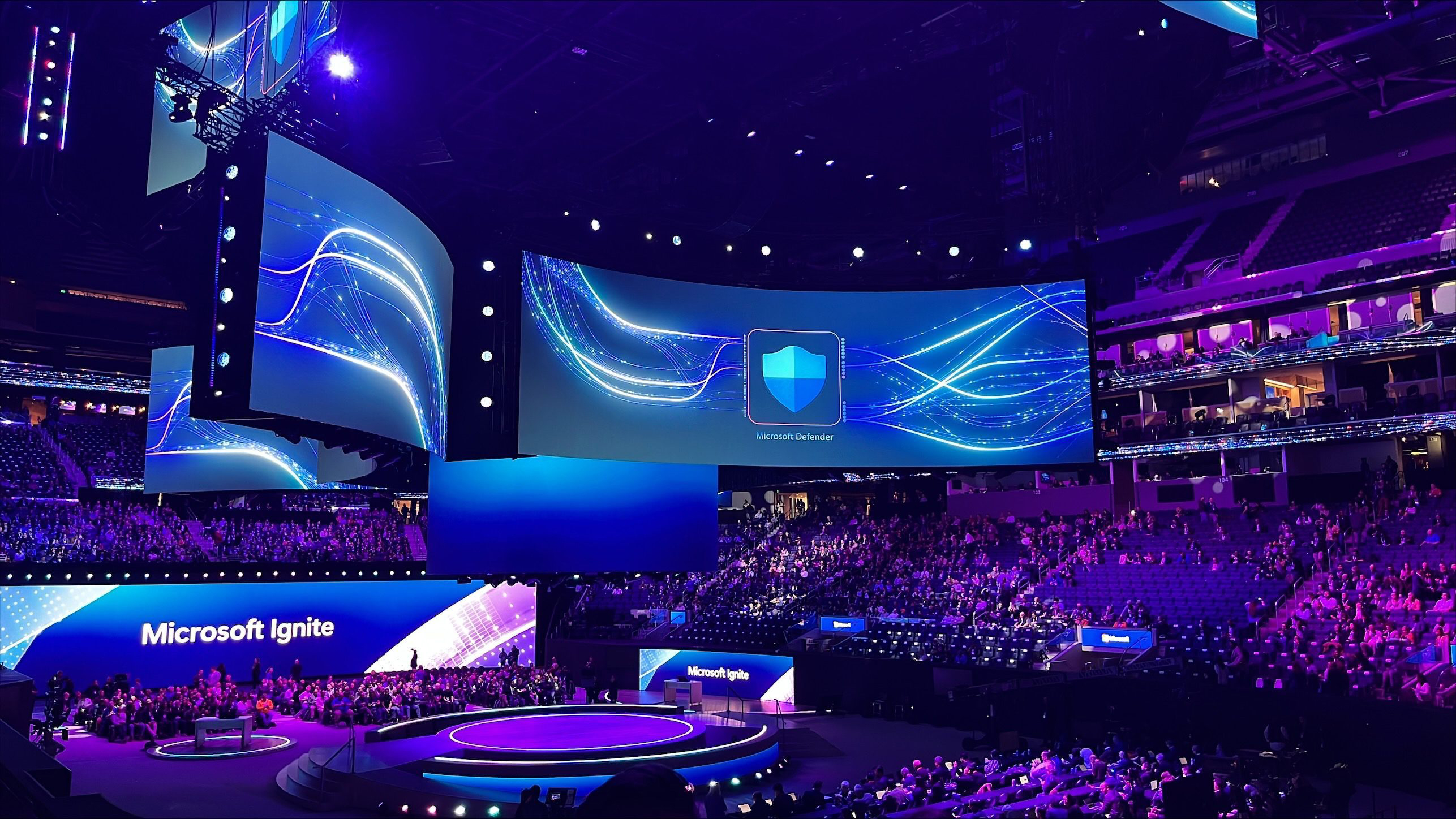 The production teams brought Microsoft Ignite alive on massive LED displays of all shapes and sizes.