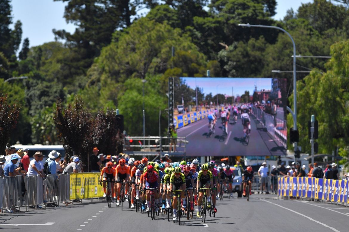 Mitchelton-Scott lead the peloton at the 2019 Women's Tour Down Under.