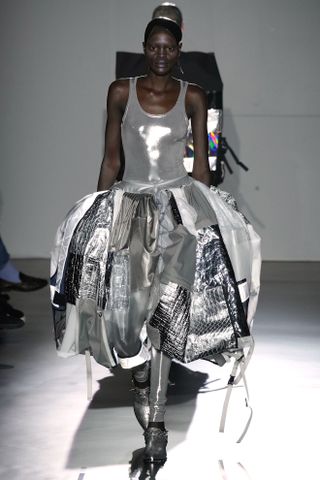 Silberner Patchwork-Rock und Weste auf der Junya Watanabe Paris Fashion Week Frühling Sommer 2025