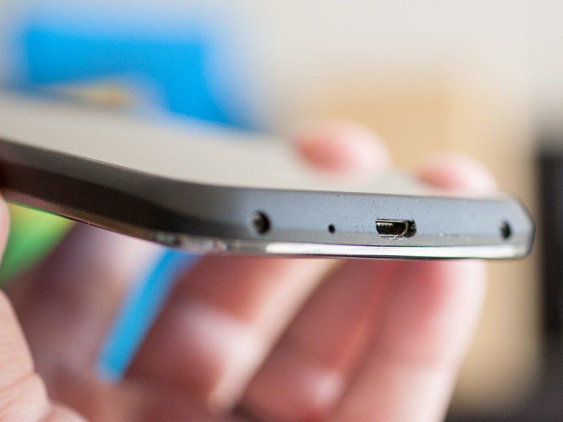 LG Nexus 4 &mdash;&nbsp;microUSB on the bottom