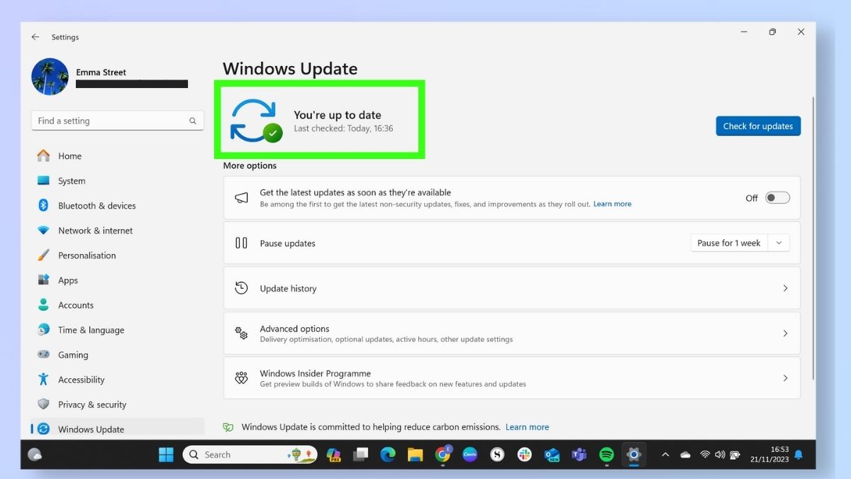 Снимок экрана, демонстрирующий действия, необходимые для обновления Windows 11. Проверка обновлений после перезагрузки. Главная страница обновлений Windows.
