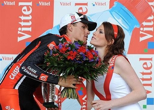 S&aacute;nchez accepts the kisses as stage winner.