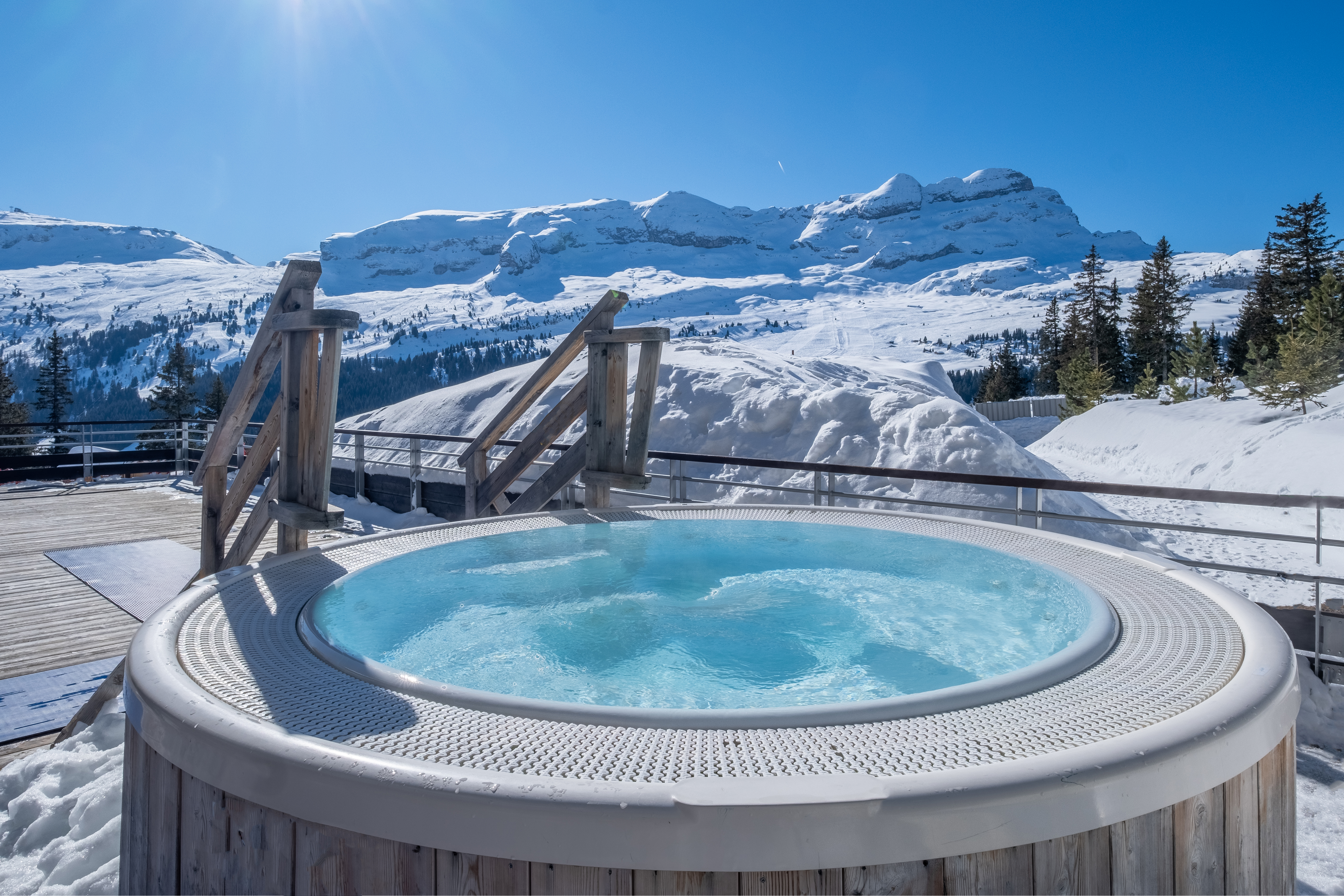 Photo of outdoor hot tub and view of Flaine at Les Terrasses d'H&eacute;lios