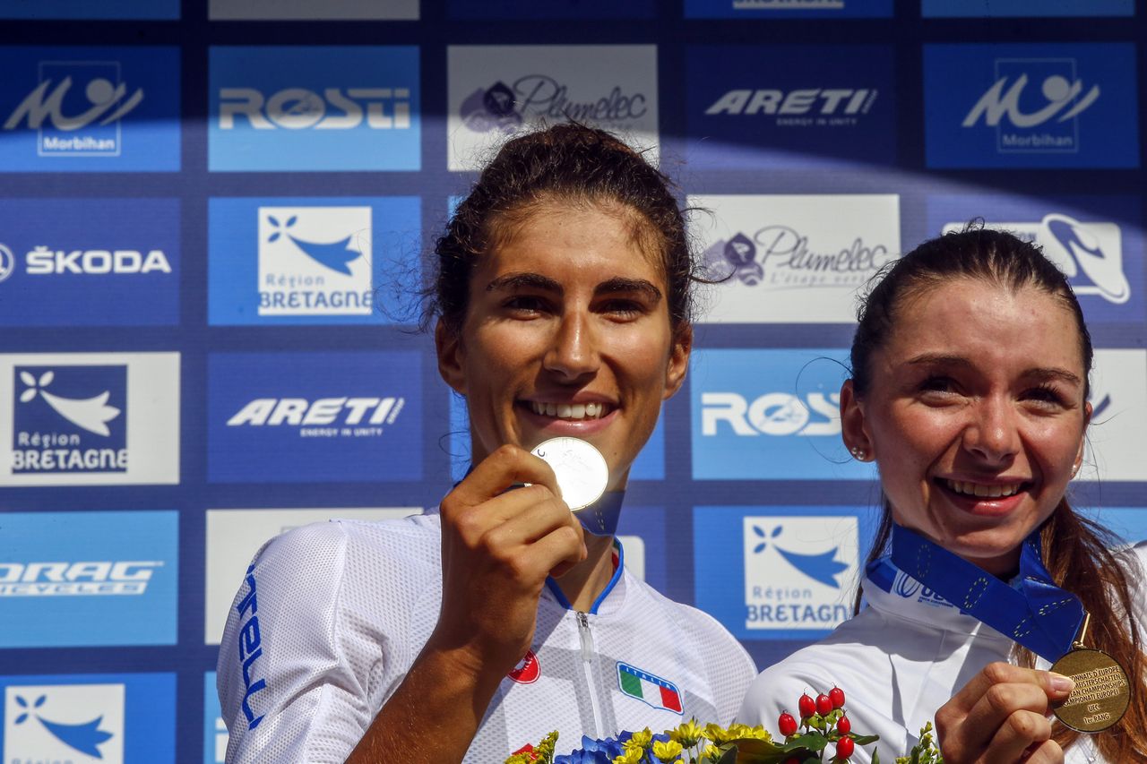 Elisa Balsamo shows off her silver medal