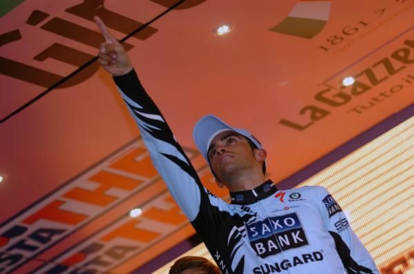 Stage 16 winner Alberto Contador honours compatriot Xavier Tondo, who was killed in a freak accident the day before.