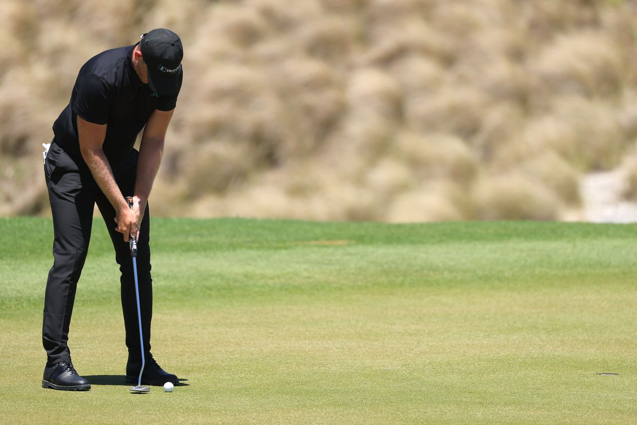 Photo of Matt Wallace putting with the prayer grip