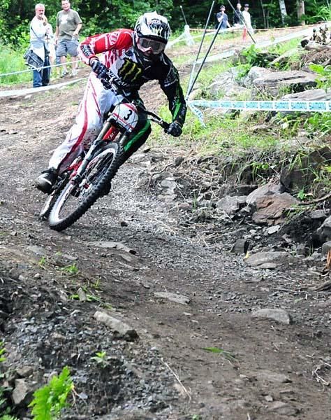 Sam Hill (Monster Energy/Specialized/Mad Cat) heads down the course.