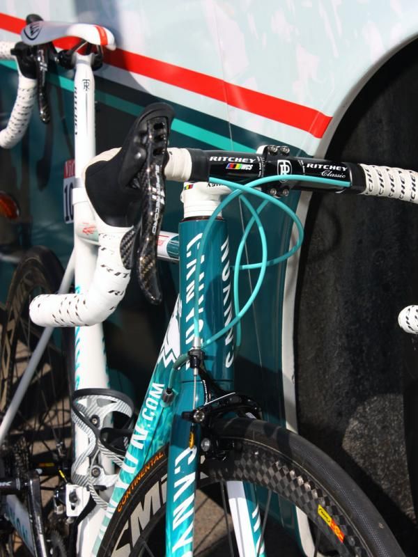 Where on earth did the Omega Pharma-Lotto team mechanics find turquoise housing to match Jurgen Van den Broeck's custom paint job?