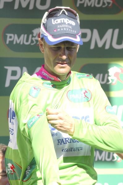 Alessandro Petacchi (Lampre-Farnese Vini) slips into green