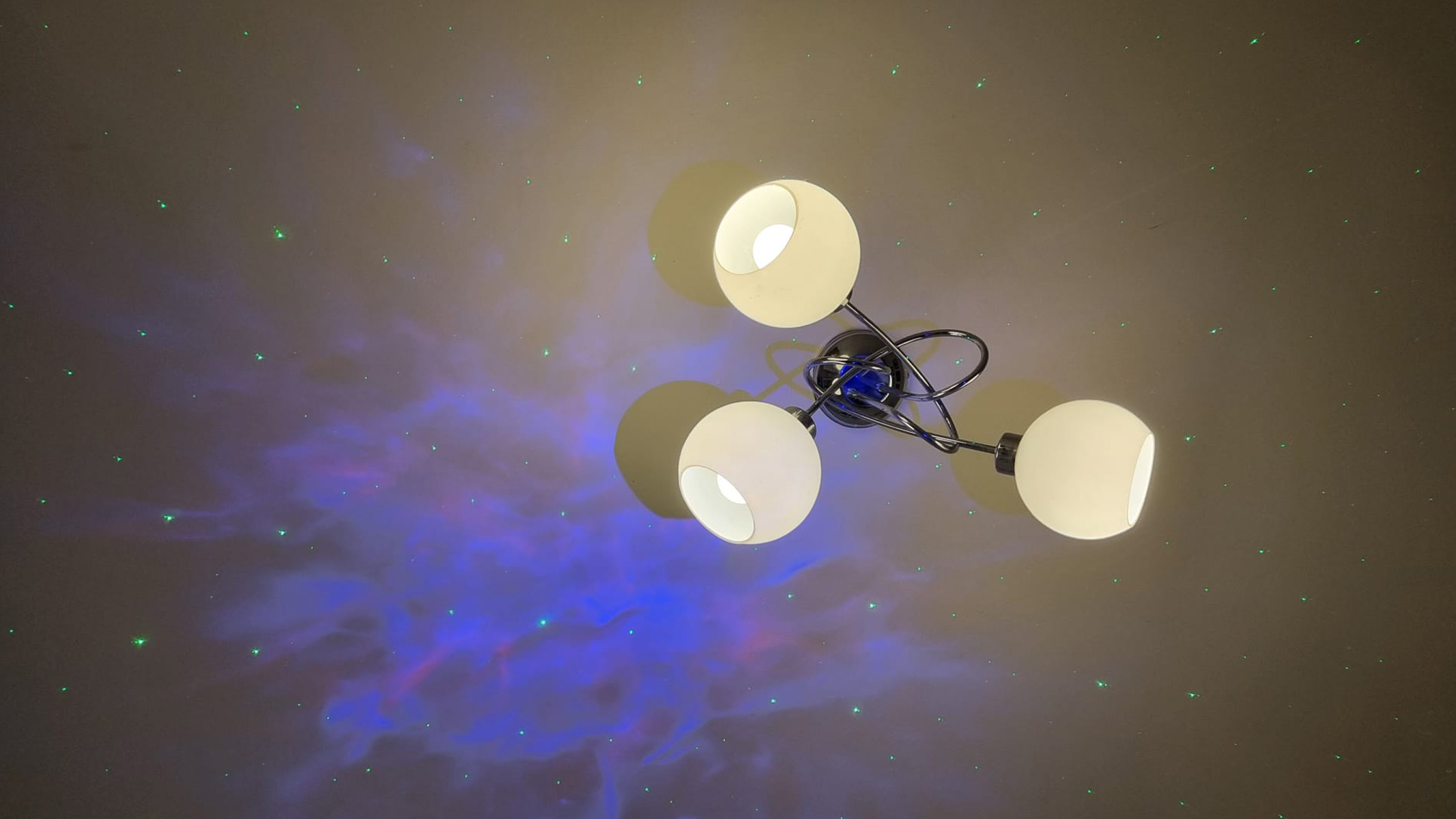 Astronaut Starry Sky Projector, der bei eingeschaltetem Licht an die Decke projiziert.
