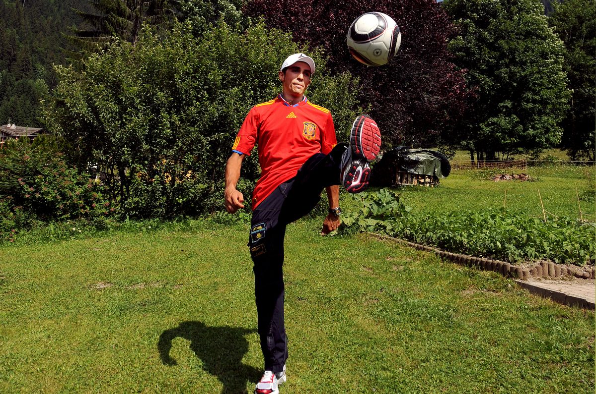 Alberto Contador trying out for Spain during the 2010 Tour rest day. He would claim the Tour title and Spain the World Cup that summer