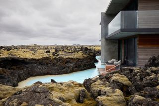 An Icelandic retreat blends the in and the outdoors.