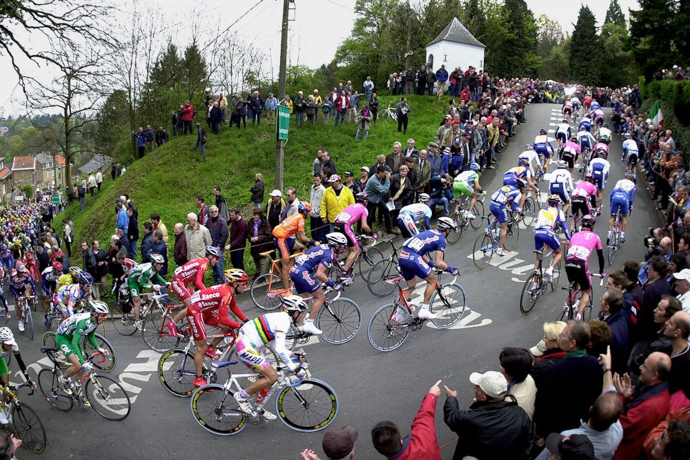 The peloton climbing up Mur de Huy in 2002.